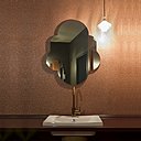 Dans les WC, une ambiance délicieusement rétro avec un miroir aux bords découpés, une suspension en verre opalescent revisitant les années 1930 et une robinetterie en laiton cuivré.