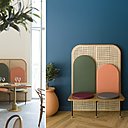 Les banquettes revisitent le mobilier traditionnel des brasseries avec légèreté et inventivité.