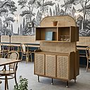 Les décors géométriques des sols répondent aux formes des meubles, dans un esprit très graphique.