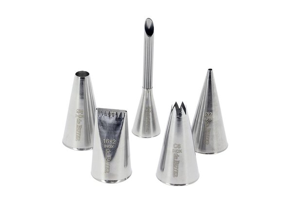 Associées aux poches, ces douilles sont des outils destinés à décorer et garnir, du simple remplissage d'un chou à la décoration plus complexe d'un gâteau ou d'une bûche. Comme les pros !