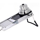 Destinée à la fois aux particuliers et aux professionnels, la Mandoline Révolution master en inox brossé satiné, est dotée d’un nouveau système de double lame horizontale ondulée et cannelée, micro-dentée pour couper tous les fruits et légumes, y compris les agrumes,