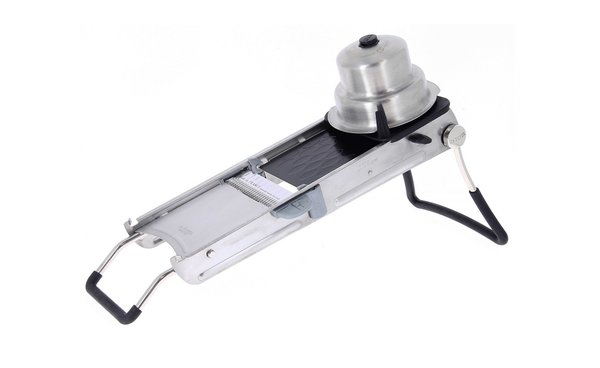 Destinée à la fois aux particuliers et aux professionnels, la Mandoline Révolution master en inox brossé satiné, est dotée d’un nouveau système de double lame horizontale ondulée et cannelée, micro-dentée pour couper tous les fruits et légumes, y compris les agrumes,