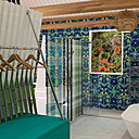 Le carrelage de la douche reprend les couleurs des madras et le papier-peint est une ode à la flore et la faune marine.