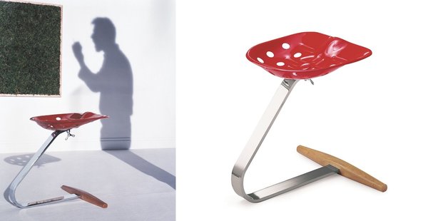 Siège Mezzadro, créé en 1957 par Pier Giacomo et Achille Castiglioni, toujours édité chez Zanotta, utilisant comme Allunaggio un siège de tracteur.