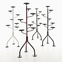 Porte-plantes Albero, création d’Achille Castiglioni en 1983. Toujours édité chez Zanotta, il propose une présentation originale des plantes en pots pour recomposer un arbre de végétation dans nos intérieurs.