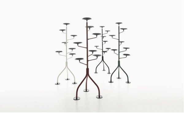 Porte-plantes Albero, création d’Achille Castiglioni en 1983. Toujours édité chez Zanotta, il propose une présentation originale des plantes en pots pour recomposer un arbre de végétation dans nos intérieurs.