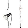 Lampadaire Parentesi, création Achille Castiglioni et Pio Marzù en 1970. Ce modèle à lumière directe dont la partie éclairante peut être déplacée en glissant verticalement grâce à un tube en acier vernis ou nickelé est une création représentative du design minimaliste des années 1970.