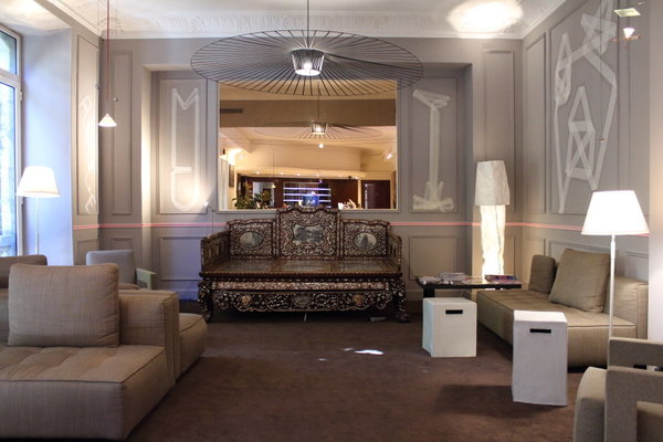 Le hall de l’hôtel avec le lit chinois !