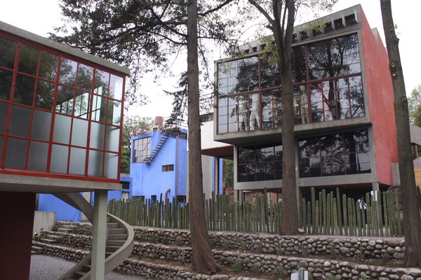Un couple séparé et deux œuvres fortes : la « colombe », âgée de 15 ans a eu le coup de foudre pour l’« éléphant », de 36 ans, en 1922. Diego Rivera et Frida Kahlo ont travaillé dans des maisons-ateliers jumeaux et voisins pour construire une œuvre personnelle et puissante en parallèle d’une vie amoureuse tumultueuse, animée par leurs tempéraments volcaniques. Vue de la Casa Estudio.