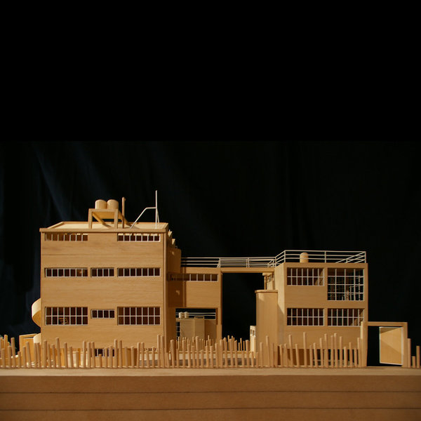 Maquette de la Casa Estudio de Diego Rivera et Frida Kahlo conçue par Juan 0’Gorman à San Angel, Mexico. Maquette : Ecole nationale supérieure d’architecture de Nancy, 2010. Commissaires d’exposition : Laurent Beaudouin et Danièle Pauly Wintz. Coordination : Laurent Beaudouin et Jean-Marc Gaspari, 89 x 66 cm. Profondeur : 31,5 cm.