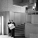 Un couple complice et une œuvre fusionnelle : Aino et Alvar Aalto ont collaboré jusqu’à la mort prématurée d’Aino. Ici, à New-York, au printemps 1939, lors de la construction du pavillon finlandais à l’exposition internationale de New-York conçu par Aino et Alvar. Et, en 1939, la devanture du premier magasin Artek ouvert à Helsinski, en 1936, qui s’accompagnait d’un bureau d’études et d’une galerie d’art contemporain.