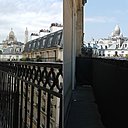 A gauche, le bacon avant la pose du brise-vue avec sa remarquable vue sur la basilique de Montmartre. A droite, une fois le brise-vue installé sur balcon. Remarquez les points d’accrochage et les œillets de fixation.