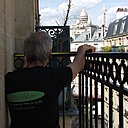 Etape 1 : prise des mesures (longueur des retours du balcon) avant la pose.