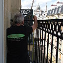 Etape 2 : prise des mesures (hauteur) de la traverse basse jusqu’à la traverse d’appui haute. L’ensemble des mesures (longueur retour droite, retour gauche, longueur balcon et hauteur) vont nous permettre de commander le brise-vue aux dimensions précises.