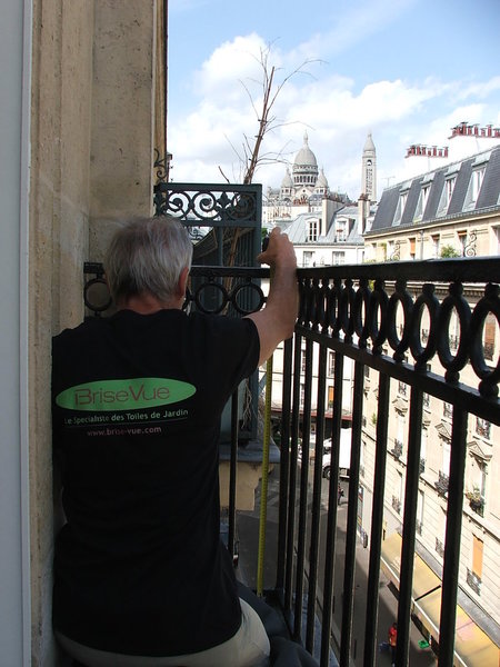 Etape 2 : prise des mesures (hauteur) de la traverse basse jusqu’à la traverse d’appui haute. L’ensemble des mesures (longueur retour droite, retour gauche, longueur balcon et hauteur) vont nous permettre de commander le brise-vue aux dimensions précises.