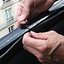 Etape 3 : gros plan sur la fixation d’un collier de serrage type « colson ».