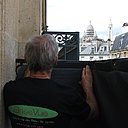 Etape 5 : bien tendre le brise-vue avant fixation afin d’éviter les flottements et les effets de vague.