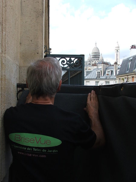 Etape 5 : bien tendre le brise-vue avant fixation afin d’éviter les flottements et les effets de vague.