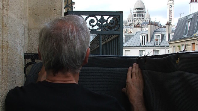 Etape 5 : bien tendre le brise-vue avant fixation afin d’éviter les flottements et les effets de vague.