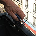 Etape 6 : pour les finitions, couper les bouts des colliers de serrage inutiles à l’aide d’une pince coupante.