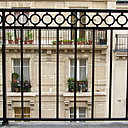 Le garde-corps du balcon avant l’occultation, et sa vue immédiate sur le voisinage.