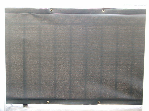 Après la pose du brise-vue : outre la protection visuelle, le rendu donne une ambiance beaucoup plus intimiste. La vue du paysage environnant, très belle, est bien entendu conservée, mais on n’a plus la vue plongeante de l’extérieur sur l’intérieur de la pièce principale de l’appartement.