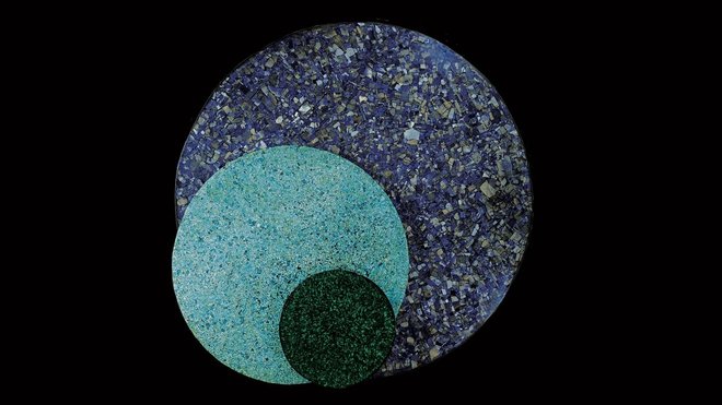 Plateaux de table en lapis lazuli, turquoise et malachite. Création Ado Chale, 1973/74.