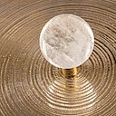 Gros plan sur les tables « Goutte d’eau » en fonte de bronze et d’aluminium. Création Ado Chale en 1971. Ce modèle était autrefois appelé « Soleil Maya » en hommage à l’art précolombien très apprécié par Ado Chale. Sphère en cristal de roche. Création Ado Chale en 1971.