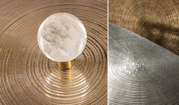 Gros plan sur les tables « Goutte d’eau » en fonte de bronze et d’aluminium. Création Ado Chale en 1971. Ce modèle était autrefois appelé « Soleil Maya » en hommage à l’art précolombien très apprécié par Ado Chale. Sphère en cristal de roche. Création Ado Chale en 1971.