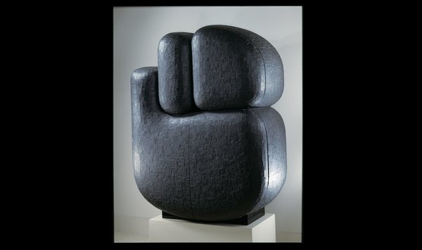 Meuble boule recouvert d’un appareillage de petits morceaux de schiste (ardoise provenant de Belgique). Création Ado Chale en 1973.