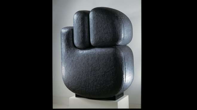 Meuble boule recouvert d’un appareillage de petits morceaux de schiste (ardoise provenant de Belgique). Création Ado Chale en 1973.