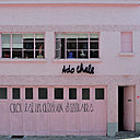 Façade actuelle de l’atelier d’Ado Chale, 36 rue de Lens à Bruxelles avec un clin d’œil à Magritte.