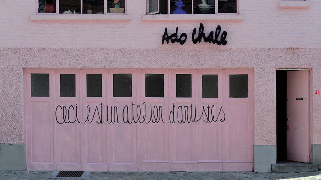 Façade actuelle de l’atelier d’Ado Chale, 36 rue de Lens à Bruxelles avec un clin d’œil à Magritte.