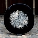 A gauche, plateau de table « Cible » avec décor en lamelles d’os. A droite, plateau de table avec mosaïque de cabochons de turquoise. Créations Ado Chale en 2011.