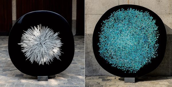 A gauche, plateau de table « Cible » avec décor en lamelles d’os. A droite, plateau de table avec mosaïque de cabochons de turquoise. Créations Ado Chale en 2011.