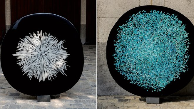 A gauche, plateau de table « Cible » avec décor en lamelles d’os. A droite, plateau de table avec mosaïque de cabochons de turquoise. Créations Ado Chale en 2011.