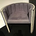 Présenté lors de l’exposition bruxelloise à Bozar, organisée du 18 août au 24 septembre 2017, fauteuil en arc de cercle « Diabolo » avec structure en bois recouvert d’une mosaïque d’os, assise et dossier recouvert de peau d’antilope, création Chale Collection en 1980.