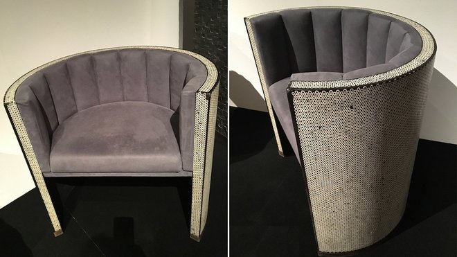 Présenté lors de l’exposition bruxelloise à Bozar, organisée du 18 août au 24 septembre 2017, fauteuil en arc de cercle « Diabolo » avec structure en bois recouvert d’une mosaïque d’os, assise et dossier recouvert de peau d’antilope, création Chale Collection en 1980.