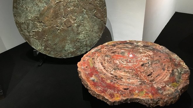 Présentées lors de l’exposition bruxelloise à Bozar, organisée du 18 août au 24 septembre 2017, table avec plateau en bois pétrifié d’Arizona, âgés de 225 ans, création en 1975. A la verticale, table « A ciel ouvert » avec plateau en fonte de bronze, création Chale Collection en 1972.