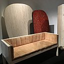 Présentés lors de l’exposition bruxelloise à Bozar, organisée du 18 août au 24 septembre 2017, deux plateaux de table en mosaïque d’os et jaspe rouge, création années 1990. Devant, banquette avec structure en bois recouvert d’une mosaïque de lamelles d’os et intérieur gainé de peau d’antilope, création Chale Collection en 1972. A droite, meuble bar recouvert d’une mosaïque de touches de piano en ivoire, création Chale Collection en 1983.