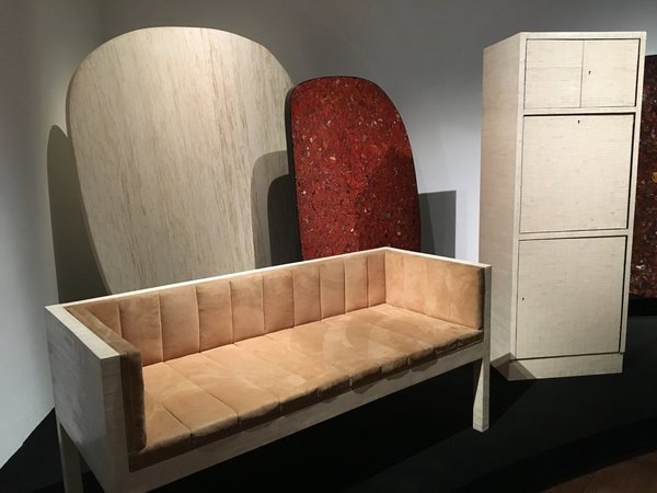 Présentés lors de l’exposition bruxelloise à Bozar, organisée du 18 août au 24 septembre 2017, deux plateaux de table en mosaïque d’os et jaspe rouge, création années 1990. Devant, banquette avec structure en bois recouvert d’une mosaïque de lamelles d’os et intérieur gainé de peau d’antilope, création Chale Collection en 1972. A droite, meuble bar recouvert d’une mosaïque de touches de piano en ivoire, création Chale Collection en 1983.