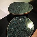 A gauche, paire de tables basses sur base sertie de bronze avec plateaux en mosaïque en jade nephrite. Création Chale Collection en 1970. A droite, table d’appoint et guéridon avec support « Biomorphique » et plateau « Lunaire » en fonte d’aluminium, création Chale Collection 1975 et 2008.