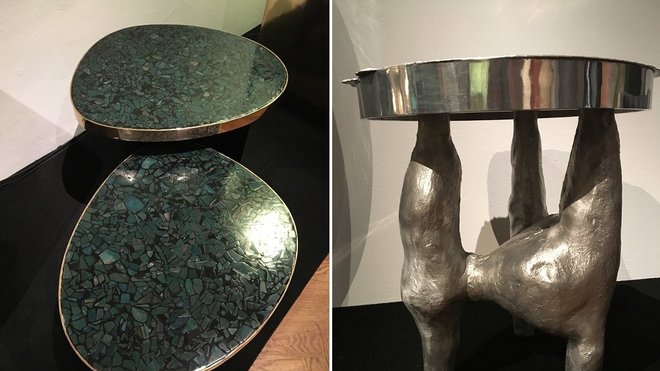 A gauche, paire de tables basses sur base sertie de bronze avec plateaux en mosaïque en jade nephrite. Création Chale Collection en 1970. A droite, table d’appoint et guéridon avec support « Biomorphique » et plateau « Lunaire » en fonte d’aluminium, création Chale Collection 1975 et 2008.