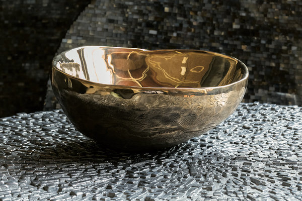 Coupe en fonte de bronze sur plateau de table en mosaïque d’hématite, création Ado Chale.