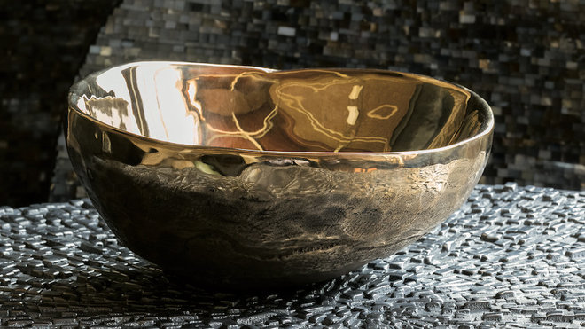 Coupe en fonte de bronze sur plateau de table en mosaïque d’hématite, création Ado Chale.