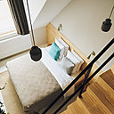 La grande hauteur sous plafond a été exploitée avec une mezzanine qui accueille d’autres couchages.