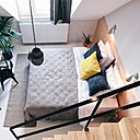 Les chambres spacieuses offrent un espace bureau et des couchages supplémentaires en mezzanine.