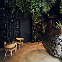 Le comptoir fleuri et l’atmosphère de serre camouflent un concept d’hôtellerie Speakeasy au parfum clandestin.