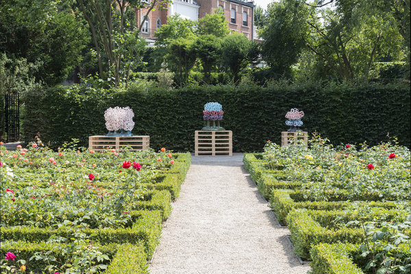 Dans la roseraie, Cumulus, des œuvres en céramique expérimentale (argile et glaçage) de Bente Skjöttgaard, galerie Pierre Marie Giraud. Tout en faisant esthétiquement écho aux bouquets de fleurs, elles évoquent les nuages de la pollution.