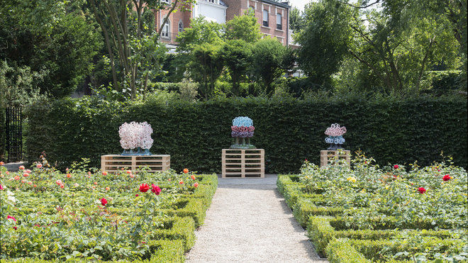 Dans la roseraie, Cumulus, des œuvres en céramique expérimentale (argile et glaçage) de Bente Skjöttgaard, galerie Pierre Marie Giraud. Tout en faisant esthétiquement écho aux bouquets de fleurs, elles évoquent les nuages de la pollution.